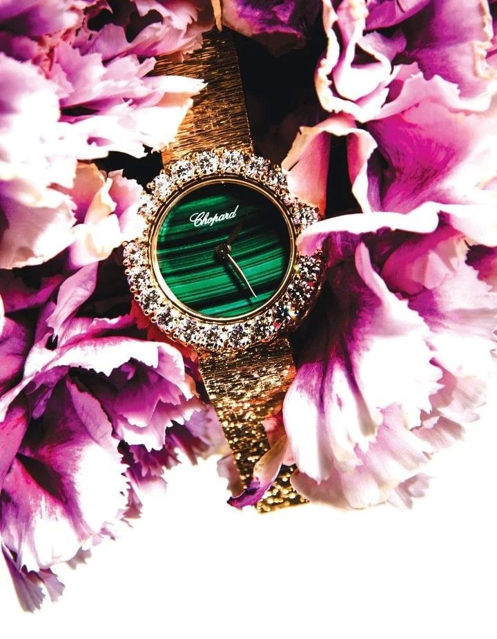 Часы L’Heure du Diamant: корпус 26 мм из этичного 18-каратного розового золота, безель из этичного 18-каратного розового золота с бриллиантами круглой огранки (общим весом 2,20 карата), автоматический механизм Chopard 10.01-C, циферблат из малахита, браслет из этичного 18-каратного розового золота с гравировкой в виде культового мотива коры