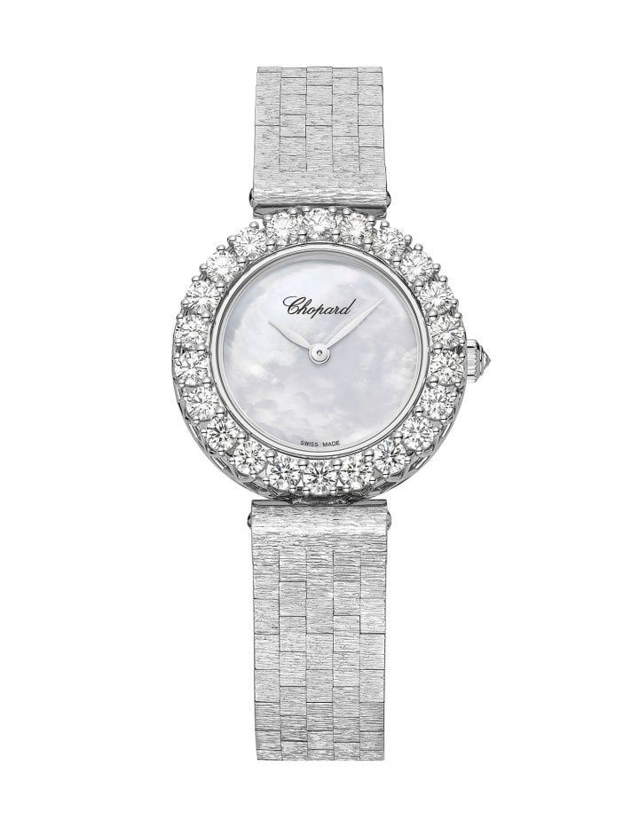 Часы L’Heure du Diamant: 26-миллиметровый корпус из этичного белого золота 18 карат, безель из этичного белого золота 18 карат с бриллиантами круглой огранки (общим весом 2,20 карата), автоматический механизм Chopard 10.01-C, перламутровый циферблат, браслет из этичного белого золота 18 карат с гравировкой культового мотива коры 