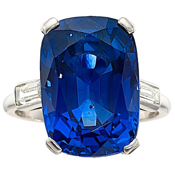 Кольцо от Charlton & Co. из платины с сапфиром огранки кушон весом 13,22 карата и двумя бриллиантами багетной огранки, оценка: 30 000–50 000 долларов США 