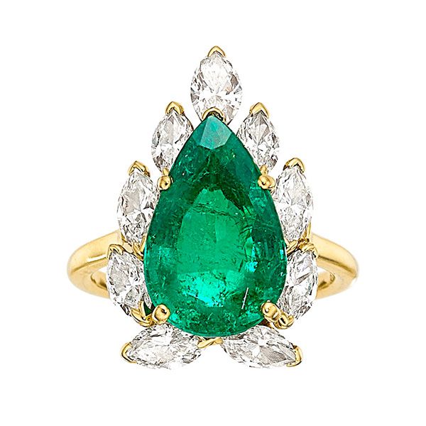 Кольцо от Cartier из 18-каратного желтого золота с колумбийским изумрудом грушевидной огранки весом 3,65 карата и двумя бриллиантами огранки маркиза общим весом 2,3 карата, оценка: 15 000–20 000 долларов США