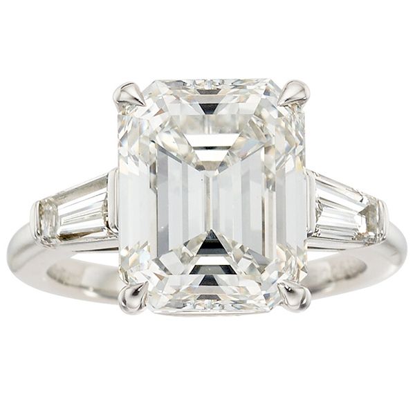 Кольцо от Tiffany & Co. из платины с бриллиантом изумрудной огранки весом 8,1 карата и бриллиантами багетной огранки общим весом 0,82 карата, оценка: 200 000–300 000 долларов США 