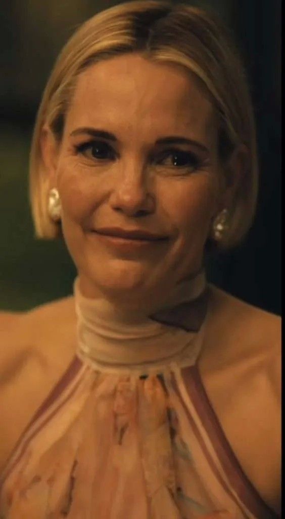 Лесли Бибб в роли Кейт Бор в 3-м сезоне «Белого лотоса» в одном из первых дизайнов Pacharee: серьгах Dhin из барочного жемчуга Лесли Бибб в роли Кейт Бор в 3-м сезоне «Белого лотоса» в одном из первых дизайнов Pacharee: серьгах Dhin из барочного жемчуга