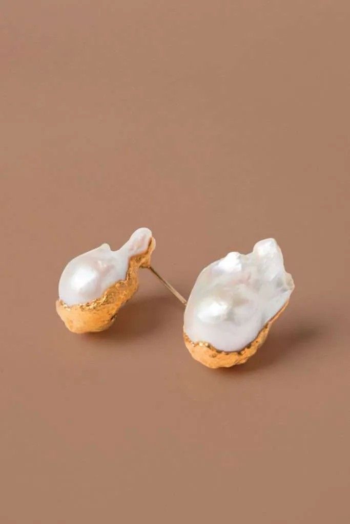 Серьги Dhin от Pacharee были одним из первых дизайнов ювелира Серьги Dhin от Pacharee были одним из первых дизайнов ювелира