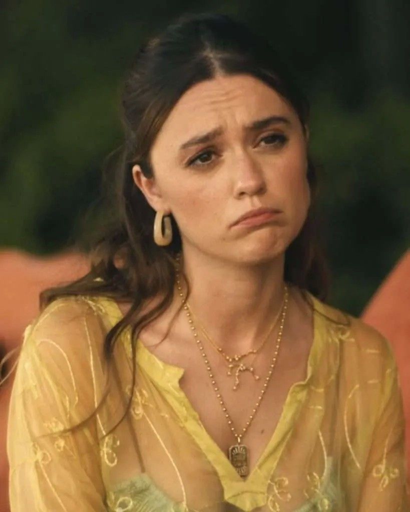 Эйми Лу Вуд в роли Челси в 3-м сезоне «Белого лотоса» в ожерельях со знаком зодиака от Pacharee. «Это были первые дизайны, которые привлекли внимание художника по костюмам. Конечно, я понятия не имела, почему, но была счастлива, поскольку эти украшения очень личные для меня», — говорит Пачари Эйми Лу Вуд в роли Челси в 3-м сезоне «Белого лотоса» в ожерельях со знаком зодиака от Pacharee. «Это были первые дизайны, которые привлекли внимание художника по костюмам. Конечно, я понятия не имела, почему, но была счастлива, поскольку эти украшения очень личные для меня», — говорит Пачари