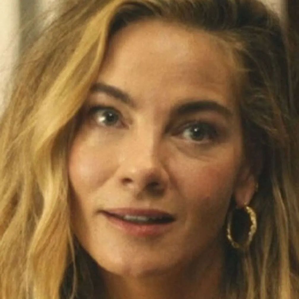 Мишель Монахэн в роли Жаклин в 3-м сезоне «Белого лотоса» в золотых серьгах-кольцах от Pacharee. «Когда свои первые изделия я увидела на Мишель, я подпрыгнула!» — говорит Пачари Мишель Монахэн в роли Жаклин в 3-м сезоне «Белого лотоса» в золотых серьгах-кольцах от Pacharee. «Когда свои первые изделия я увидела на Мишель, я подпрыгнула!» — говорит Пачари