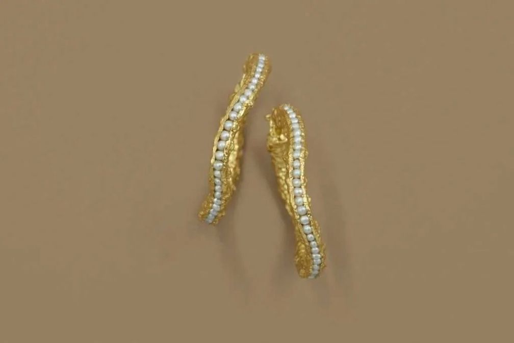 Серьги-кольца Mini Pearl Hoop от Pacharee, которые показаны в шоу Серьги-кольца Mini Pearl Hoop от Pacharee, которые показаны в шоу