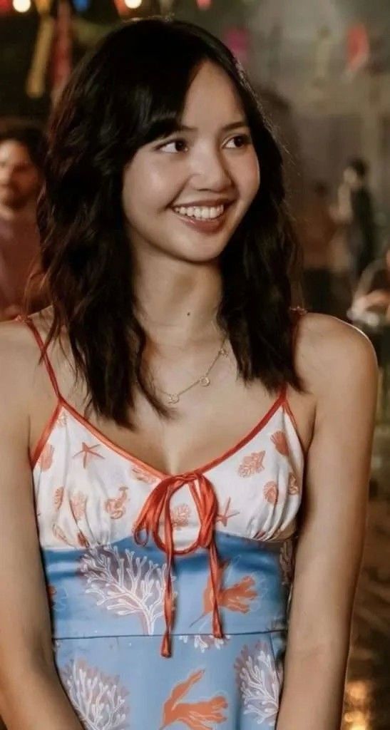 Лалиса Манобан, она же Лиса из BlackPink, в роли Мук в сериале «Белый лотос» в ожерелье с инициалом Say My Name от Pacharee Лалиса Манобан, она же Лиса из BlackPink, в роли Мук в сериале «Белый лотос» в ожерелье с инициалом Say My Name от Pacharee