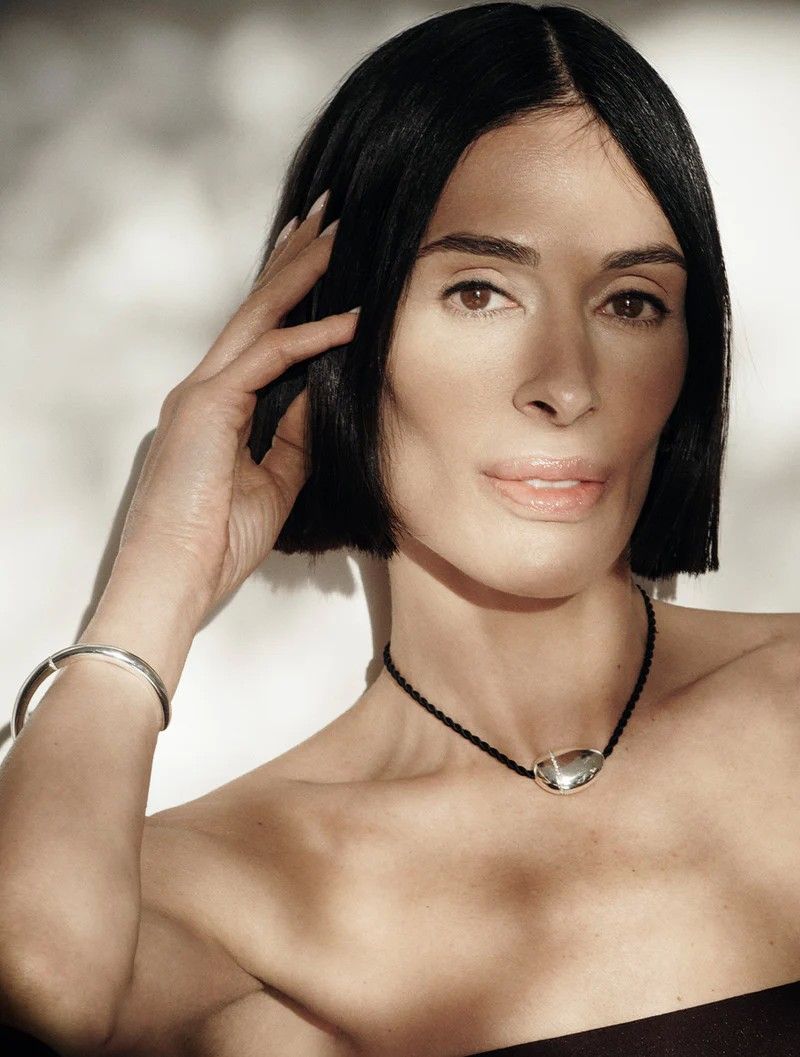 Черный шелковый шнур продет через кулон из скульптурного восстановленного стерлингового серебра и бриллиантов на чокере Афины Кальдероне, предмете из ее коллекции для John Hardy