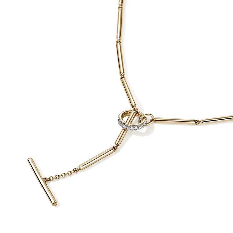 Скульптурный лариат от Athena Calderone x John Hardy изготовлен вручную из восстановленного золота и украшен бриллиантами, полученными этическим путем