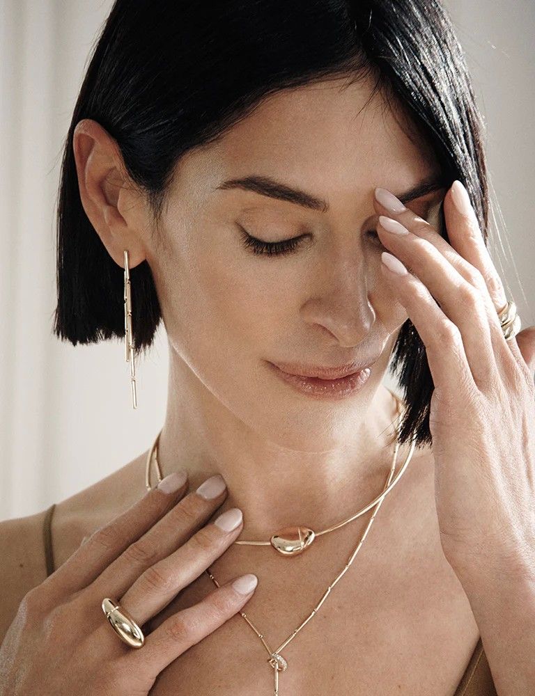 Афина Кальдероне в украшениях из капсульной коллекции Athena Calderone x John Hardy