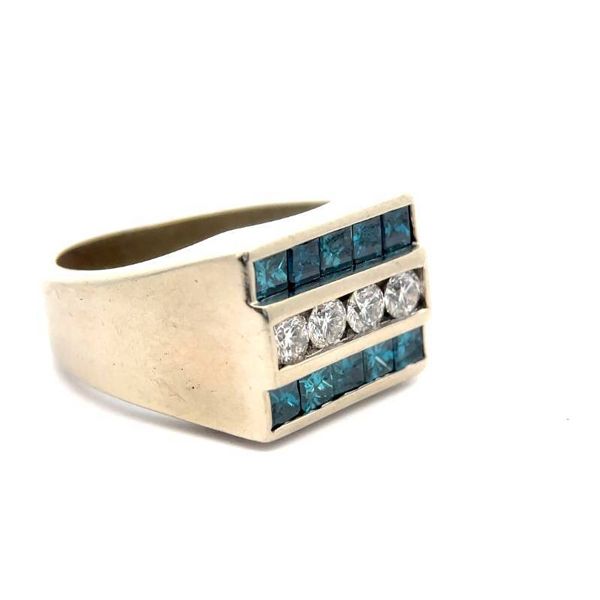 Изготовленное на заказ кольцо Джонни Кэша из 14-каратного белого золота с голубыми бриллиантами общим весом около 1,5 карата и белыми бриллиантами круглой огранки общим весом 2,5 карата, оценка 20 000–40 000 долларов