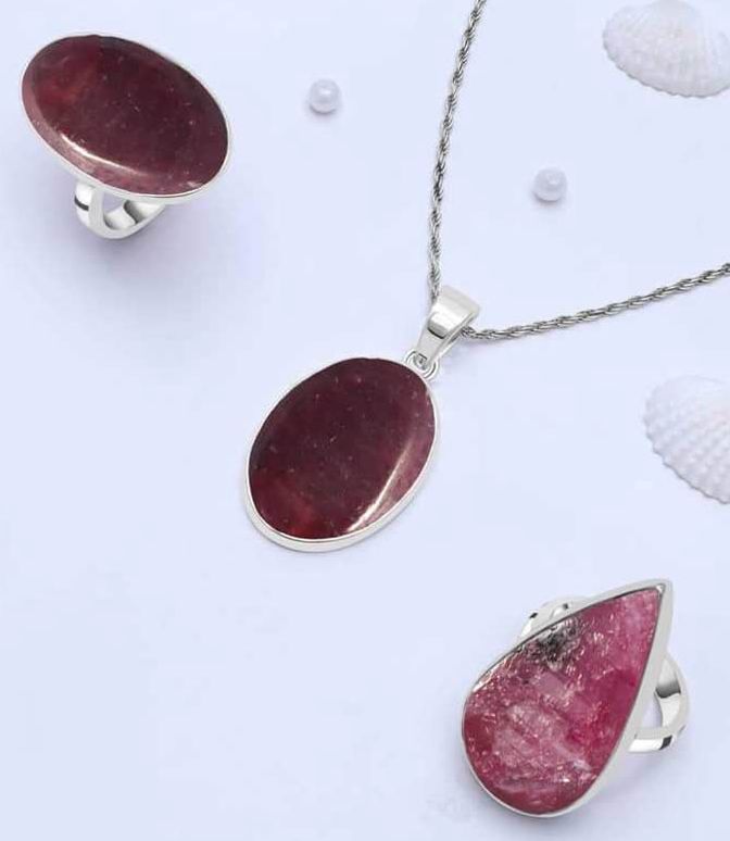 О кольцах с розовым рубином-цоизитом