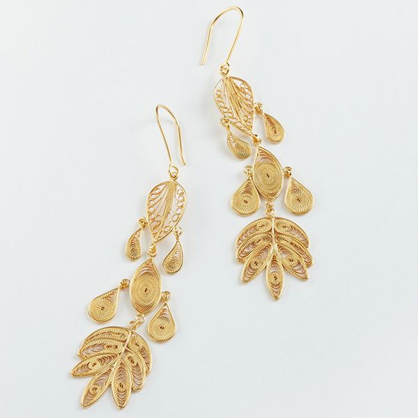 Коллекция Chocó Jungle, представленная Pippa Small Jewellery в День Земли, включает в себя эти филигранные серьги из 18-каратного колумбийского золота 