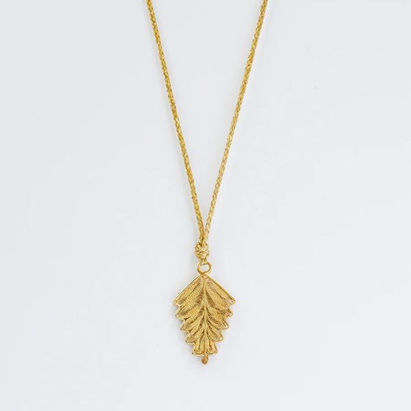 Подвеска из 18-каратного золота в виде зигзагообразного филигранного листа на шнуре