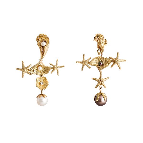 Коллекция Return to the Sea Ренато Чипулло включает эти серьги Croce Marina с жемчугом и бриллиантами, которые демонстрируют его любовь к морским мотивам Коллекция Return to the Sea Ренато Чипулло включает эти серьги Croce Marina с жемчугом и бриллиантами, которые демонстрируют его любовь к морским мотивам