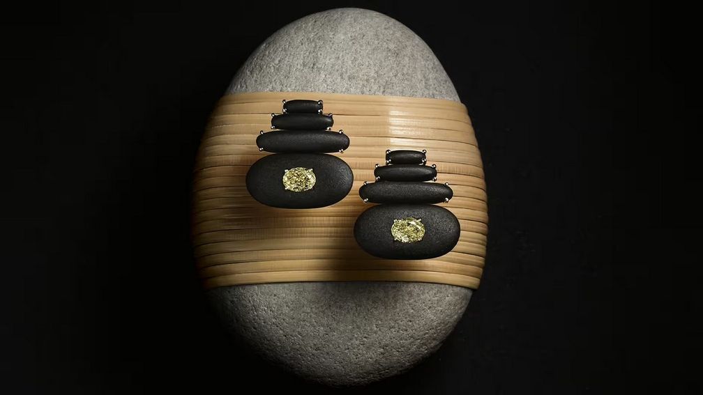 Серьги Balance, выполненные из гальки с бриллиантовыми акцентами в оправе из 18-каратного желтого золота