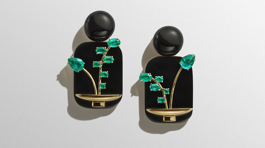 Серьги Ikebana с рогом и изумрудами в 18-каратном желтом золоте