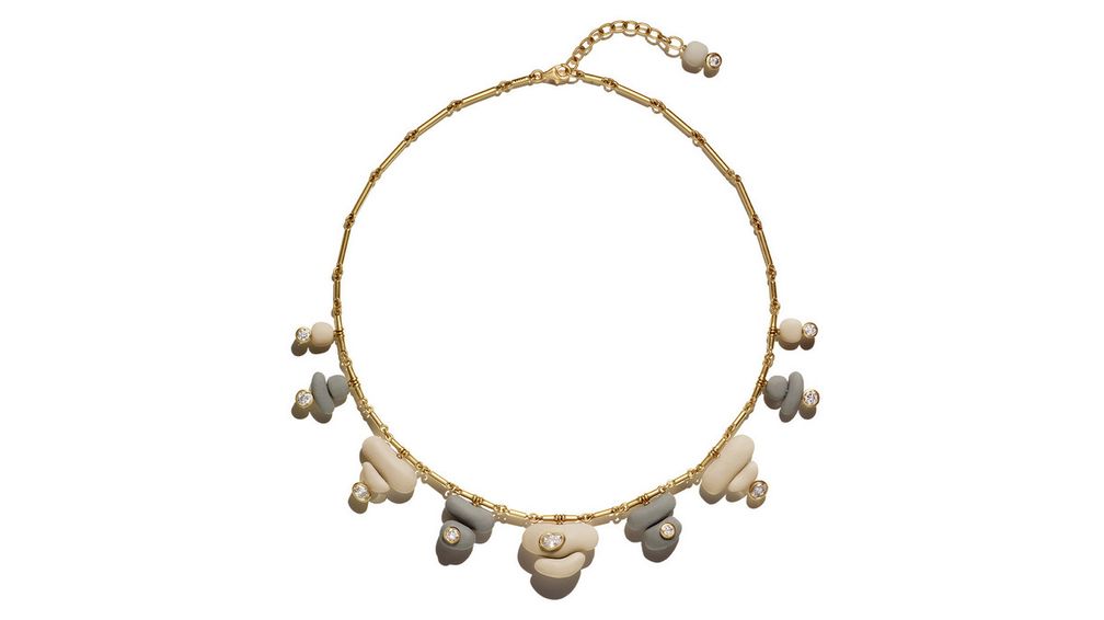 Ожерелье Balance выполнено из гальки двух оттенков с акцентами из бриллиантов в 18-каратном желтом золоте
