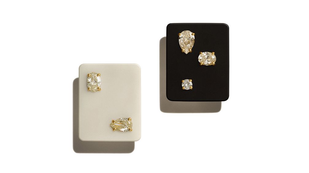 Пара асимметричных серег Shoji из гальки контрастных оттенков с бриллиантами в оправе из 18-каратного желтого золота