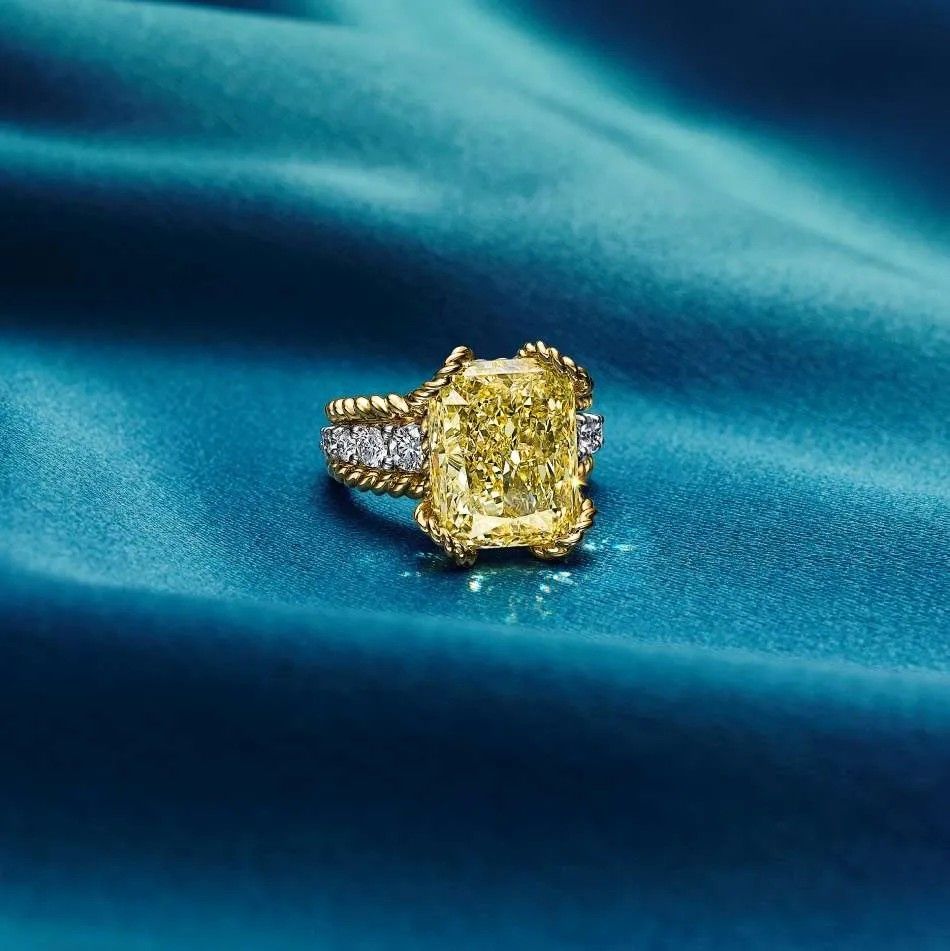 Кольцо Urchin Fancy Intense Yellow Diamond из 18-каратного желтого золота и платины с бриллиантом насыщенного желтого цвета весом более 12 карат и белыми бриллиантовыми акцентами
