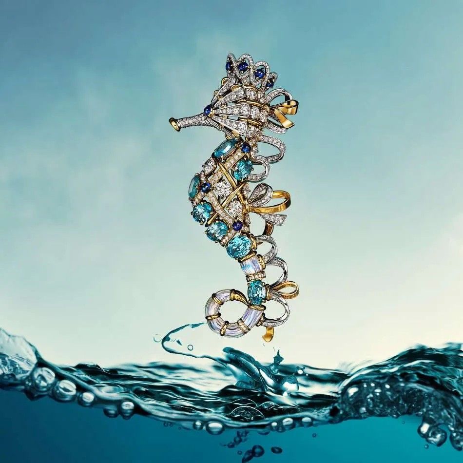 Брошь Seahorse Blue Zircon из 18-каратного желтого золота и платины с голубыми цирконами общим весом более 12 карат, сапфирами, лунными камнями и бриллиантами