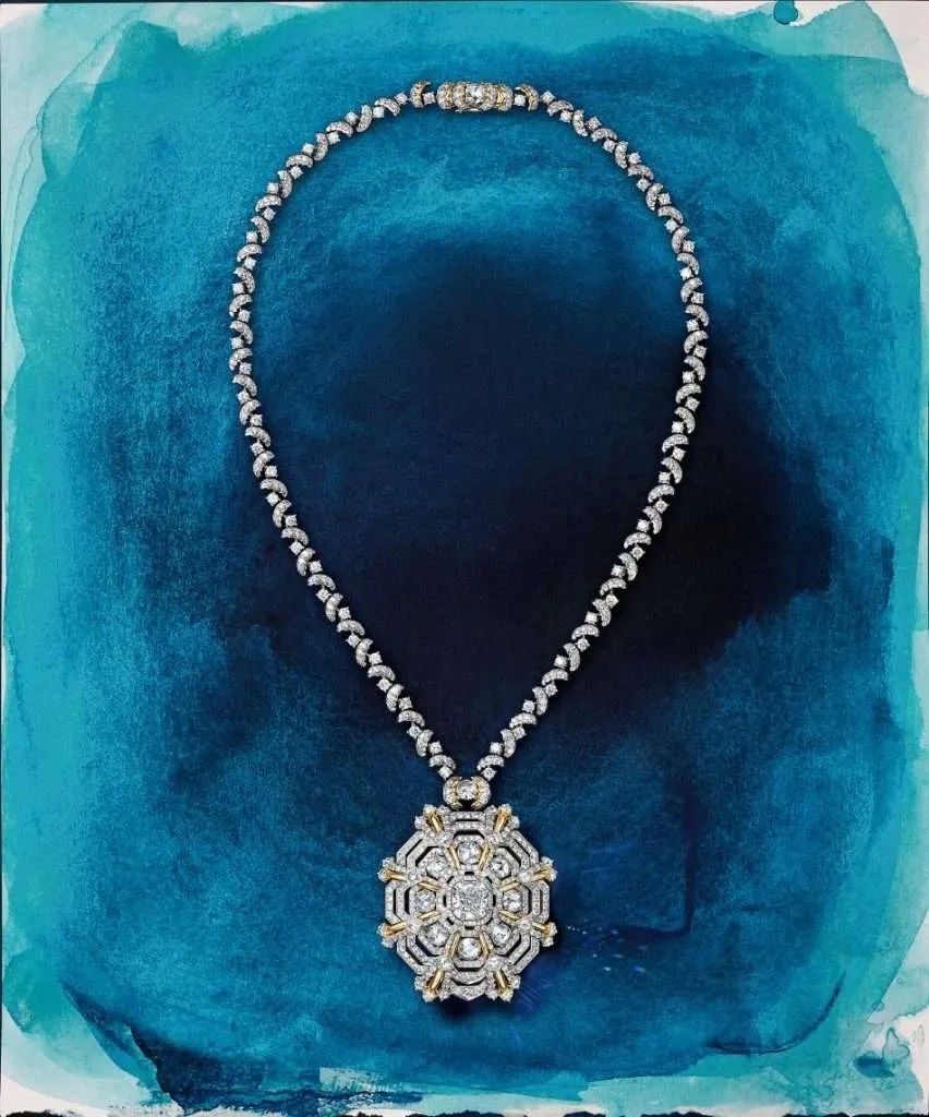 Кулон Sea Turtle Diamond из платины и 18-каратного желтого золота с бриллиантом более 4 карат, сапфирами и бриллиантовыми акцентами. Этот кулон трансформируется в брошь