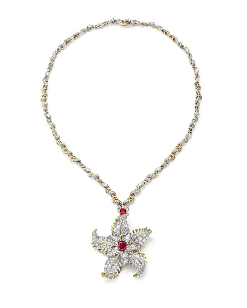  Подвеска Starfish Ruby из платины и 18-каратного желтого золота с рубинами общим весом более 3 карат и бриллиантами. Этот кулон трансформируется в брошь