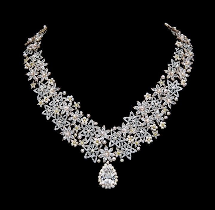 Колье Dior Milly Dentelle Fleurs Enneigées из белого, розового и желтого золота, белых и желтых бриллиантов, белого культивированного жемчуга