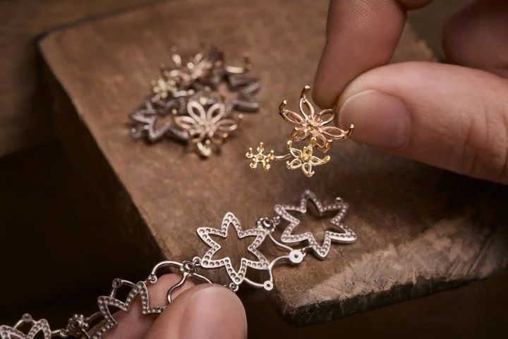 Рисунок гуашью и сборка колье Dior Milly Dentelle Fleurs Enneigées из белого, розового и желтого золота, белых и желтых бриллиантов и белого культивированного жемчуга 