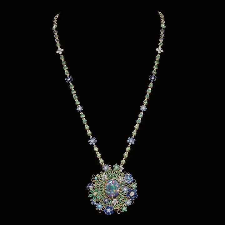 Ожерелье Dior Milly Dentelle из желтого золота, бриллиантов, черного опала, сапфиров, изумрудов, цаворитов и бирюзы
