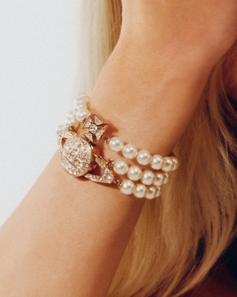 Vivienne Westwood переосмысливает жемчужное колье в виде наручных часов Vivienne Westwood переосмысливает жемчужное колье в виде наручных часов