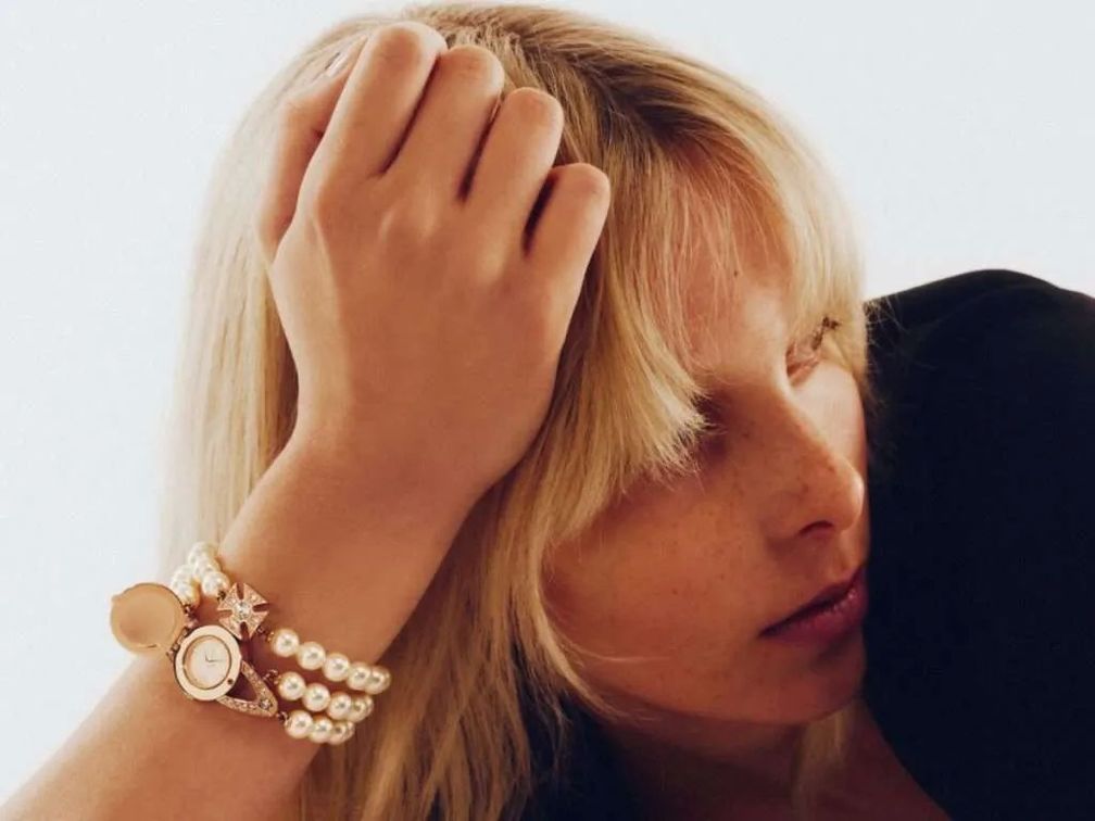 Новые наручные часы Strand Pearl от Vivienne Westwood на запястье Новые наручные часы Strand Pearl от Vivienne Westwood на запястье
