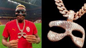 Золотая маска с бриллиантами звезды футбола за $ 1 млн Золотая маска с бриллиантами звезды футбола за $ 1 млн