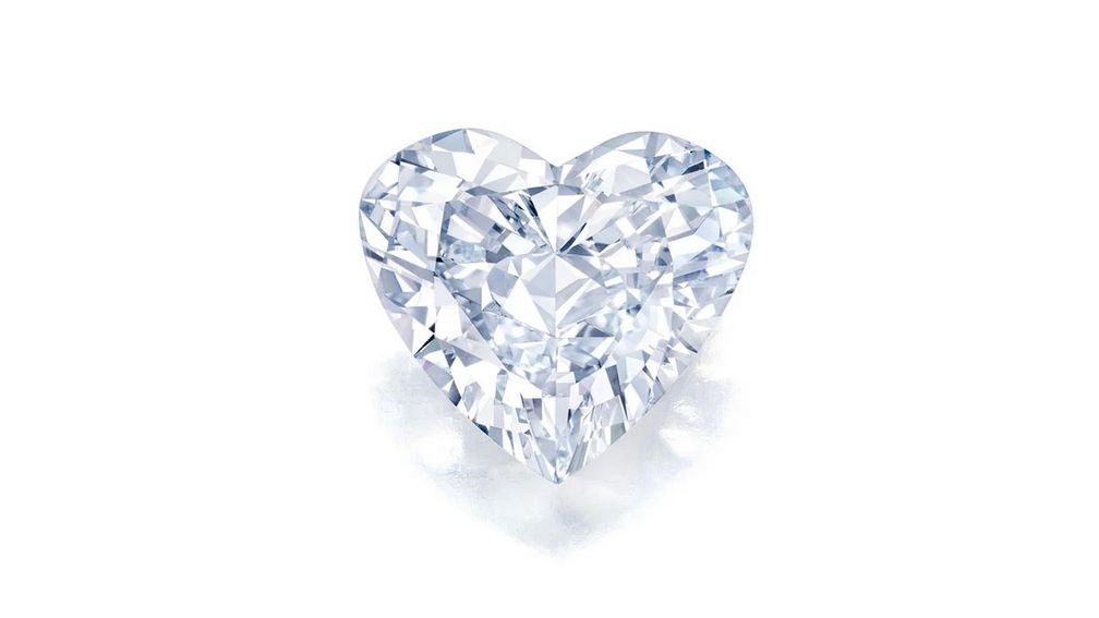 Светло-голубой бриллиант в форме сердца (все фото предоставлены Bonhams)