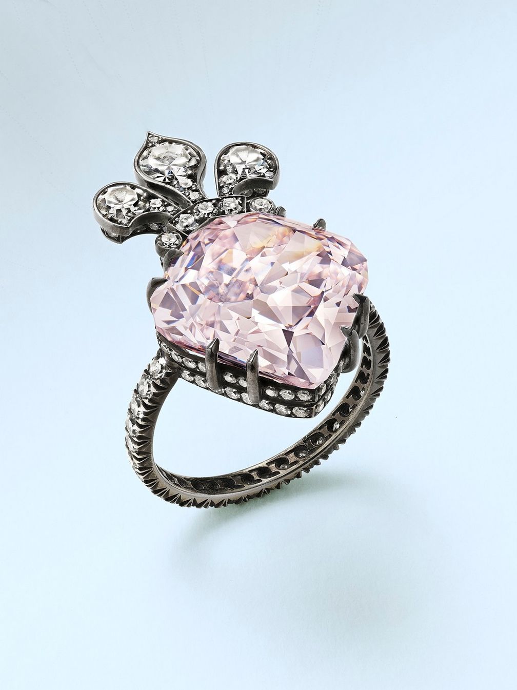 Кольцо Marie-Thérèse от JAR из черненой платины с бриллиантом фантазийного пурпурно-розового цвета модифицированной огранки «воздушный змей» весом 10,38 карата 