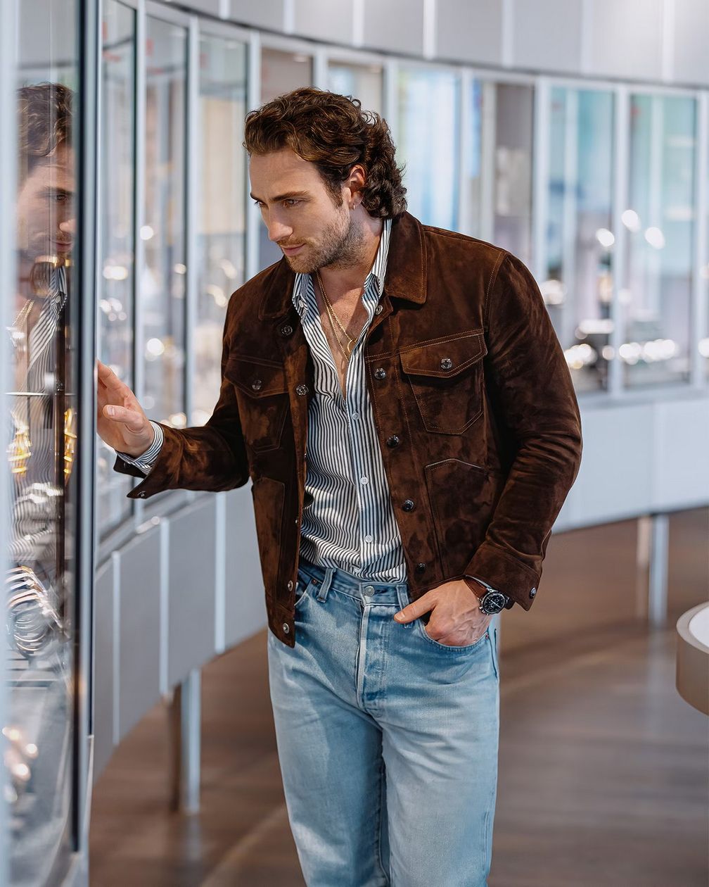 Аарон Тейлор-Джонсон посещает производство Omega в Швейцарии