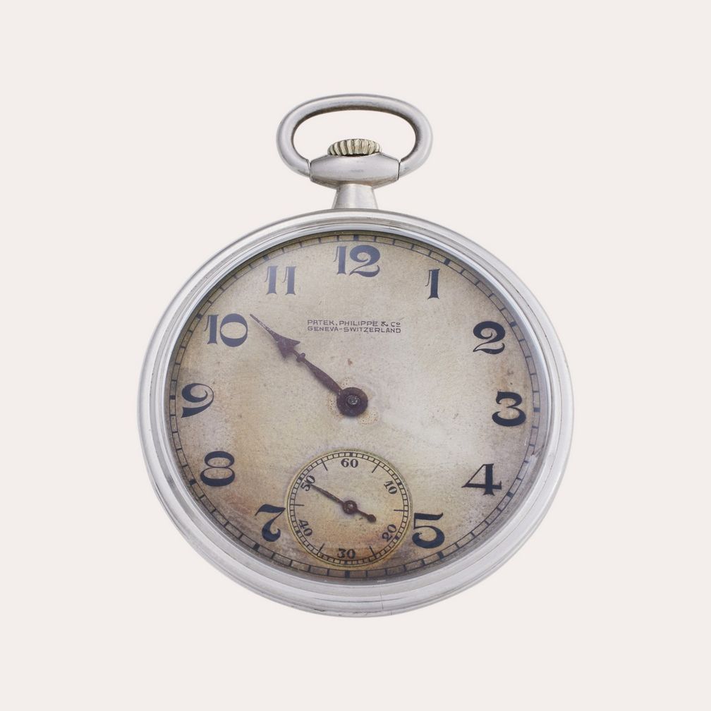 Циферблат часов слегка обесцветился со временем, а минутная стрелка теперь отсутствует. Кто знает, какие «подвиги» Капоне они пережили?