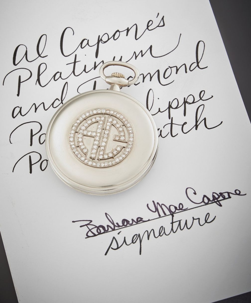 У часов Аль Капоне платиновый корпус с его инициалами «AC» из бриллиантов