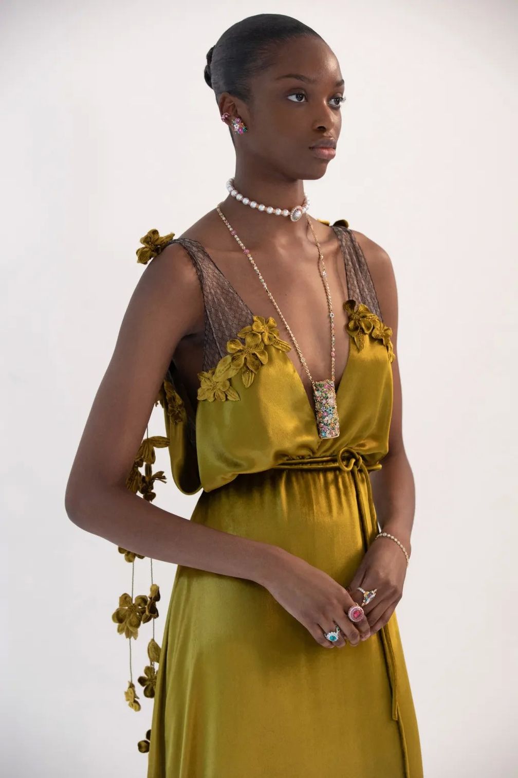 Модель в ожерелье в виде футляра для помады Модель в ожерелье в виде футляра для помады