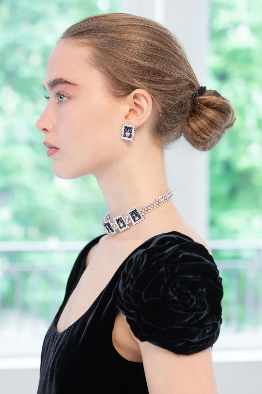 Примерка ювелирных изделий Dior: детали Примерка ювелирных изделий Dior: детали