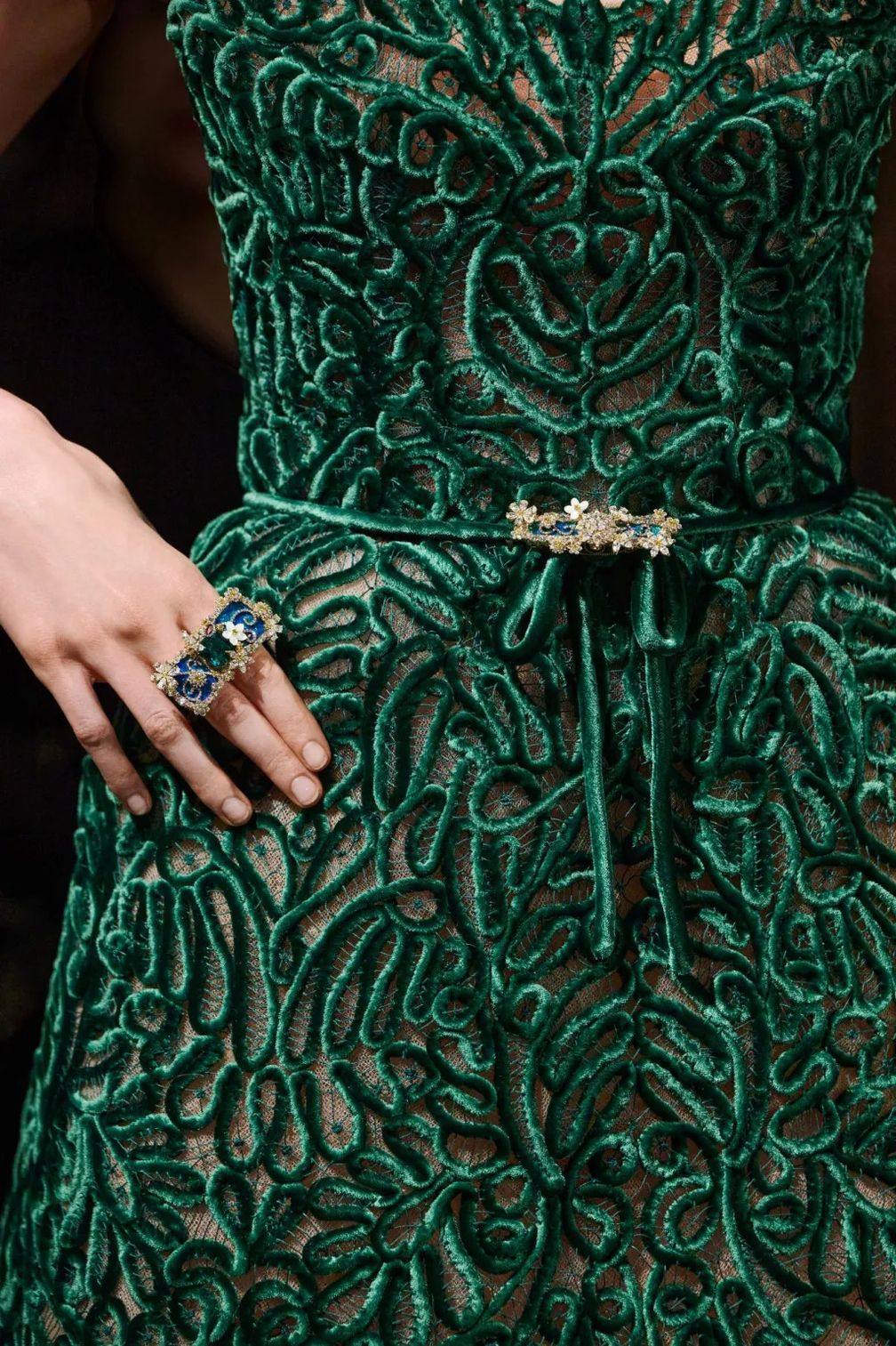 Примерка ювелирных изделий Dior: детали Примерка ювелирных изделий Dior: детали