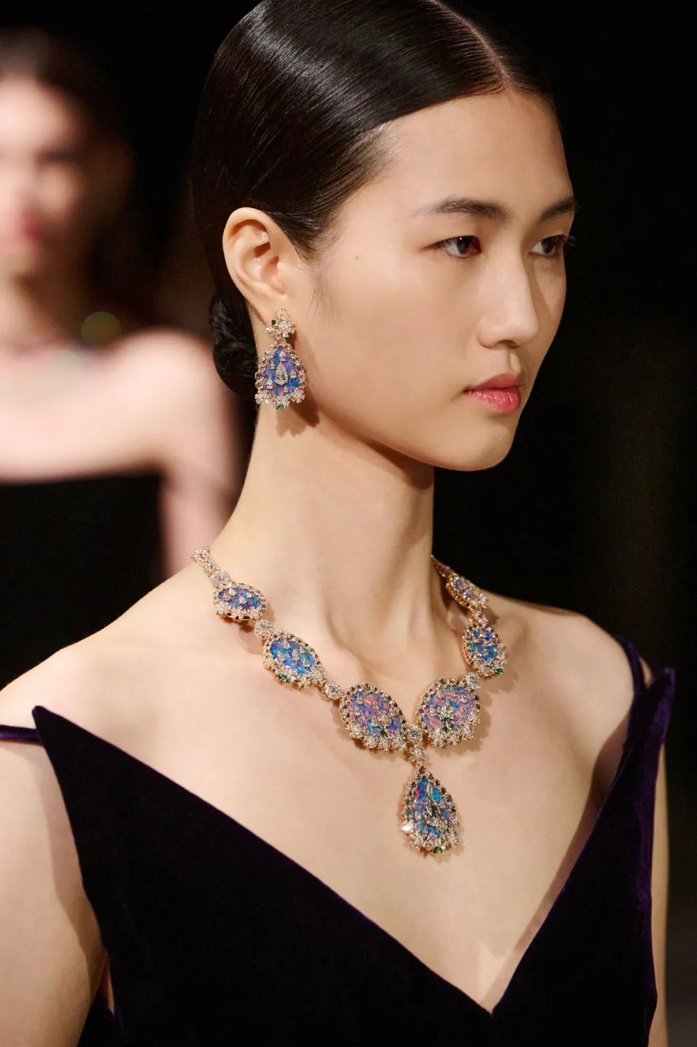 Во время показа украшений высокого ювелирного искусства Dior в La Colle Noire Во время показа украшений высокого ювелирного искусства Dior в La Colle Noire