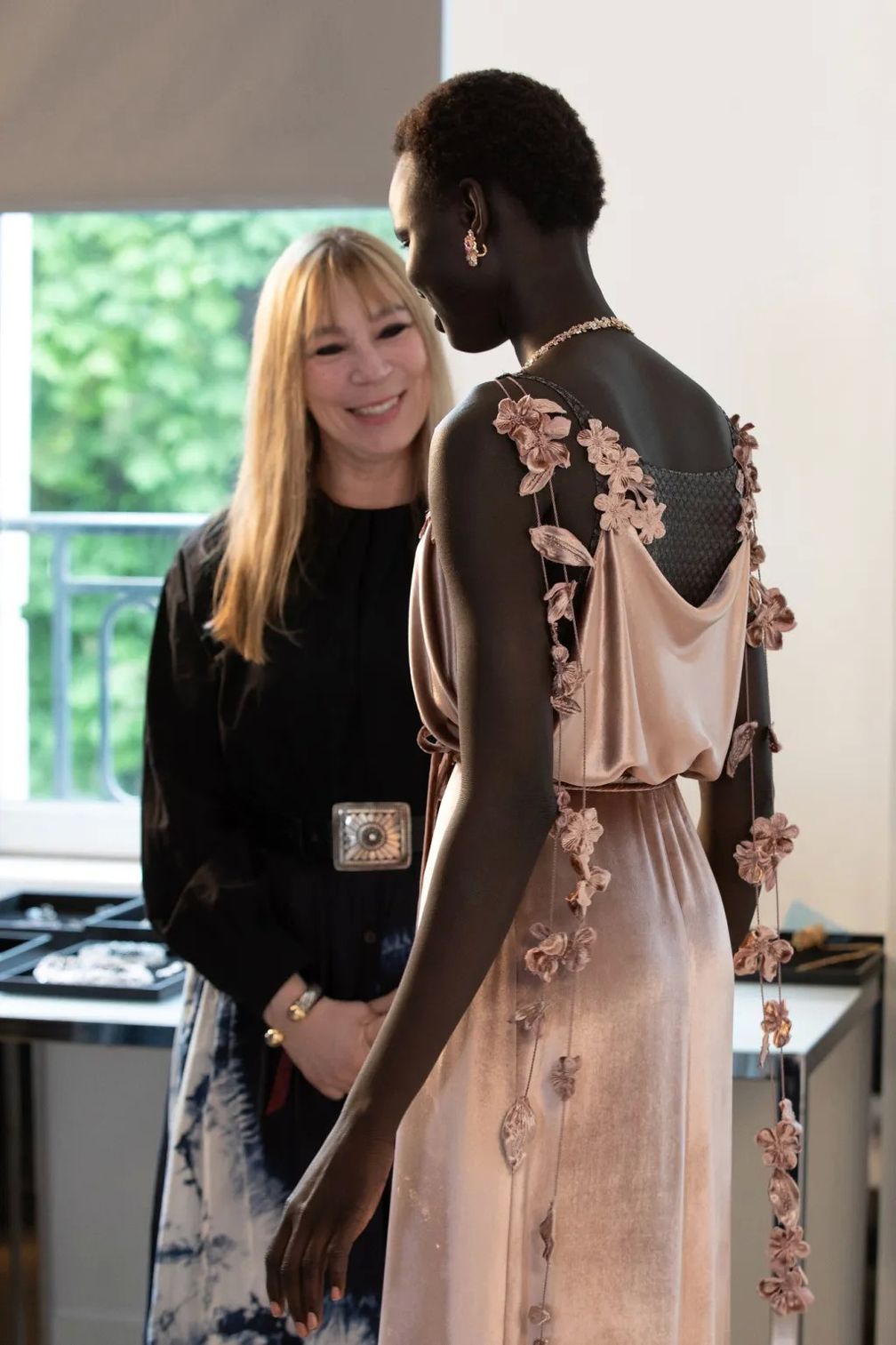 Виктуар де Кастеллан и модель на примерке ювелирных изделий Виктуар де Кастеллан и модель на примерке ювелирных изделий