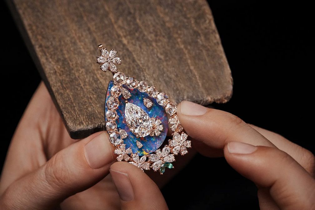 Центральный мотив Diorexquis Summer Rain в процессе сборки Центральный мотив Diorexquis Summer Rain в процессе сборки