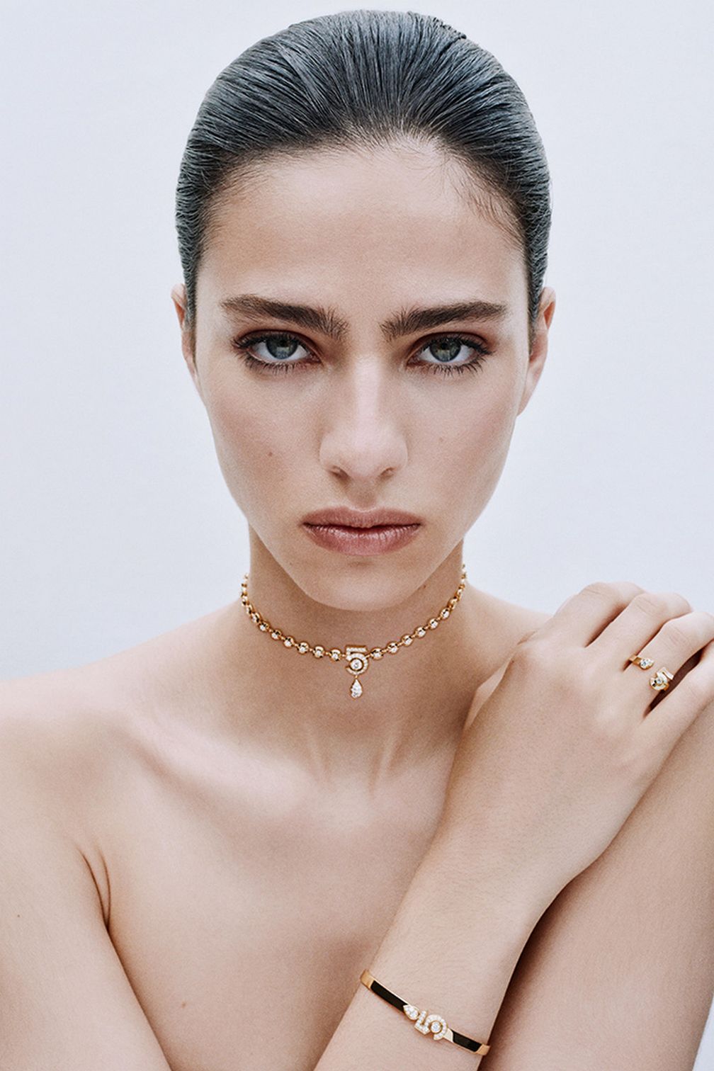 Будь то жидкость или золото и бриллианты, Chanel разлила во флаконы квинтэссенцию гламура и чувственности. На фото: ожерелье Eternal Nº5 Diamond Line из желтого золота с бриллиантами; браслет Eternal Nº5 из бежевого золота с бриллиантами и кольцо Extrait de Nº5 из желтого золота с бриллиантами Будь то жидкость или золото и бриллианты, Chanel разлила во флаконы квинтэссенцию гламура и чувственности. На фото: ожерелье Eternal Nº5 Diamond Line из желтого золота с бриллиантами; браслет Eternal Nº5 из бежевого золота с бриллиантами и кольцо Extrait de Nº5 из желтого золота с бриллиантами