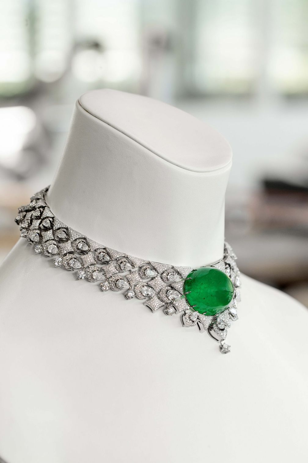 Кружевной чокер из белого золота с изумрудом огранки кабошон весом 129 карат и бриллиантами общим весом 50,41 карата Кружевной чокер из белого золота с изумрудом огранки кабошон весом 129 карат и бриллиантами общим весом 50,41 карата