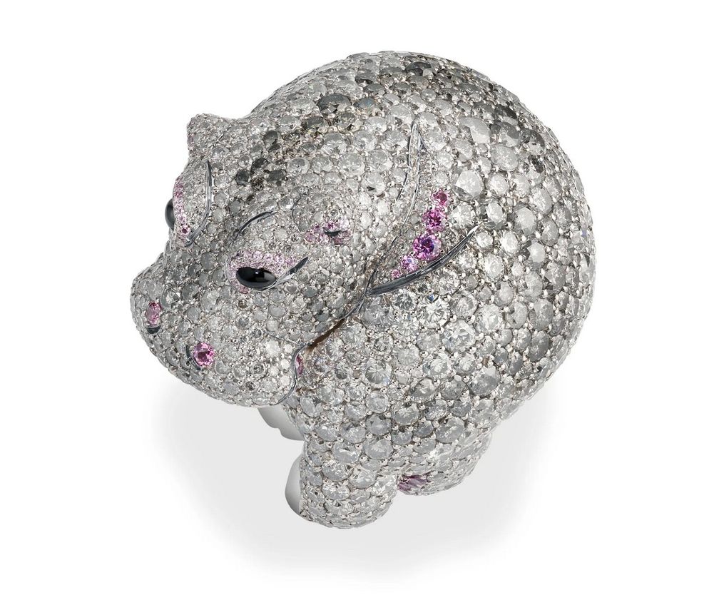 Кольцо с бегемотом украшено бриллиантами и гранатами Кольцо с бегемотом украшено бриллиантами и гранатами
