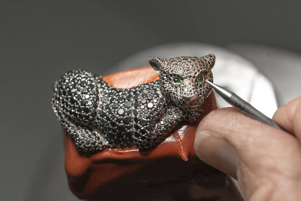 Создание в ателье Chopard пантеры, украшенной черными бриллиантами Создание в ателье Chopard пантеры, украшенной черными бриллиантами