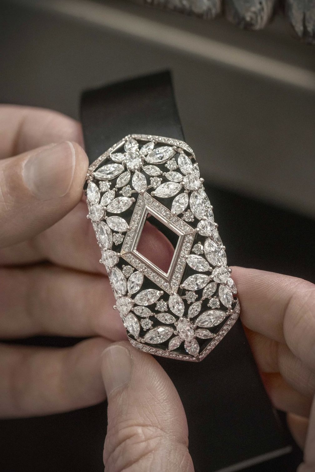 Оправа для часов в мастерской до завершения отделки Оправа для часов в мастерской до завершения отделки