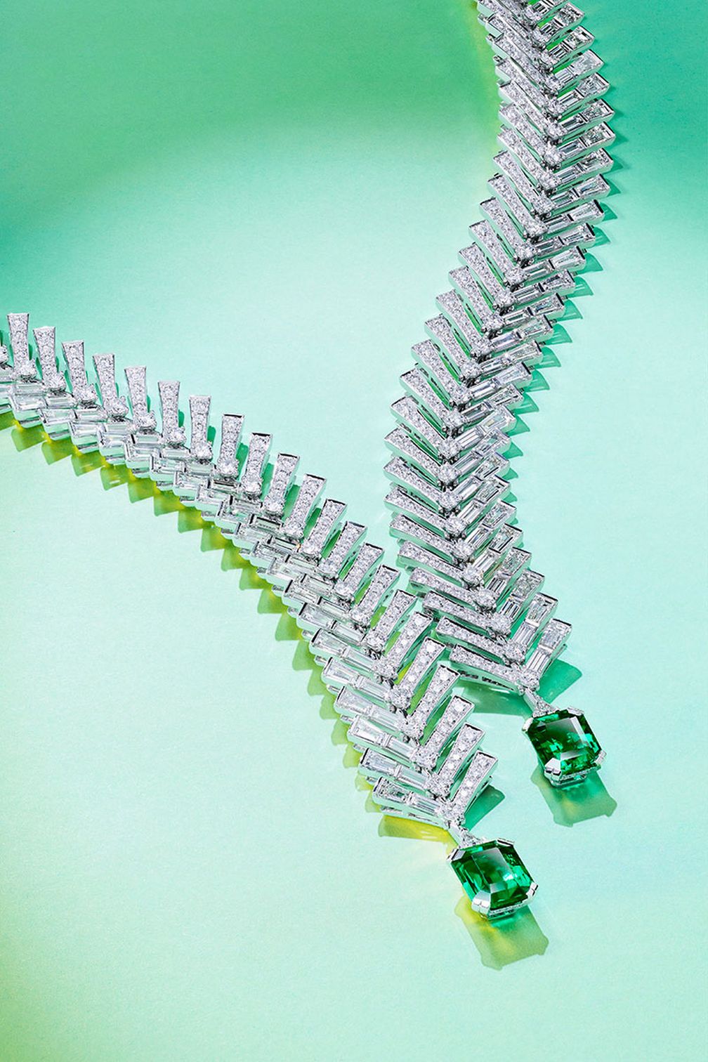 Ожерелье Bright Vitality из белого золота с парой колумбийских изумрудов Muzo и бриллиантами багетной и бриллиантовой огранки 